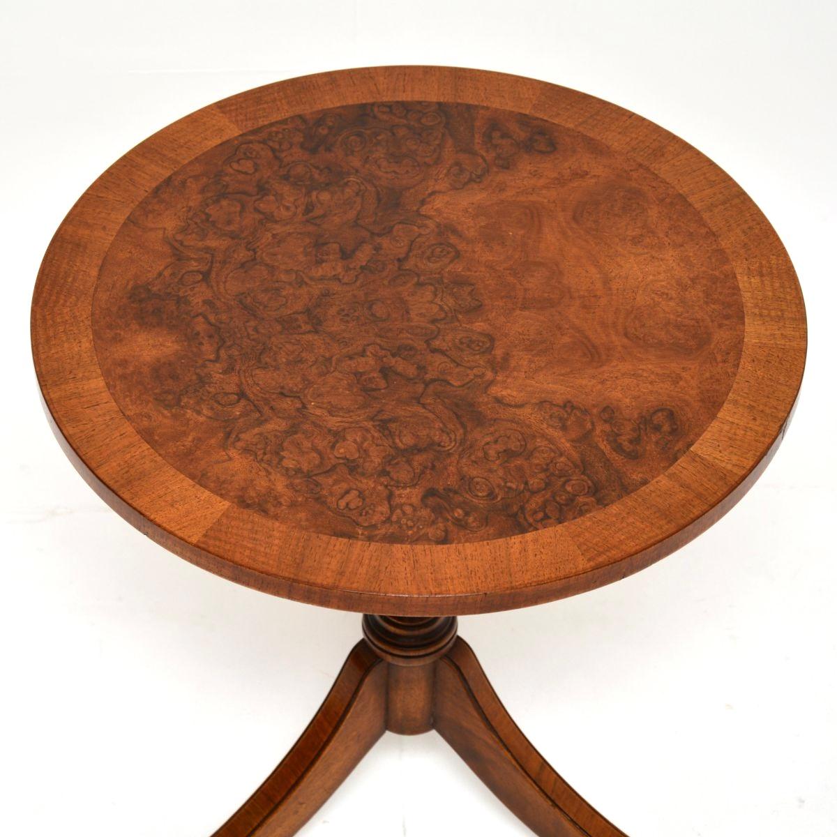 Britannique Table d'appoint ancienne en ronce de noyer de style Régence en vente
