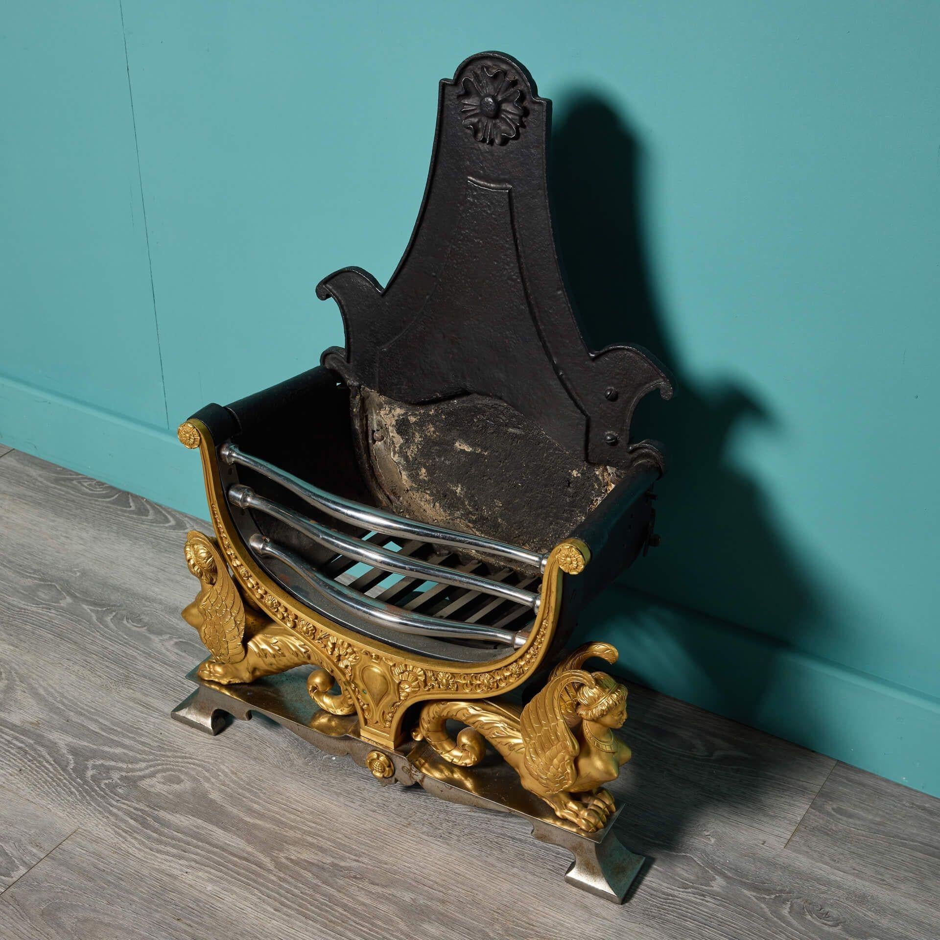 Anglais Grille de foyer compacte en fonte de style Antiquities Regency en vente