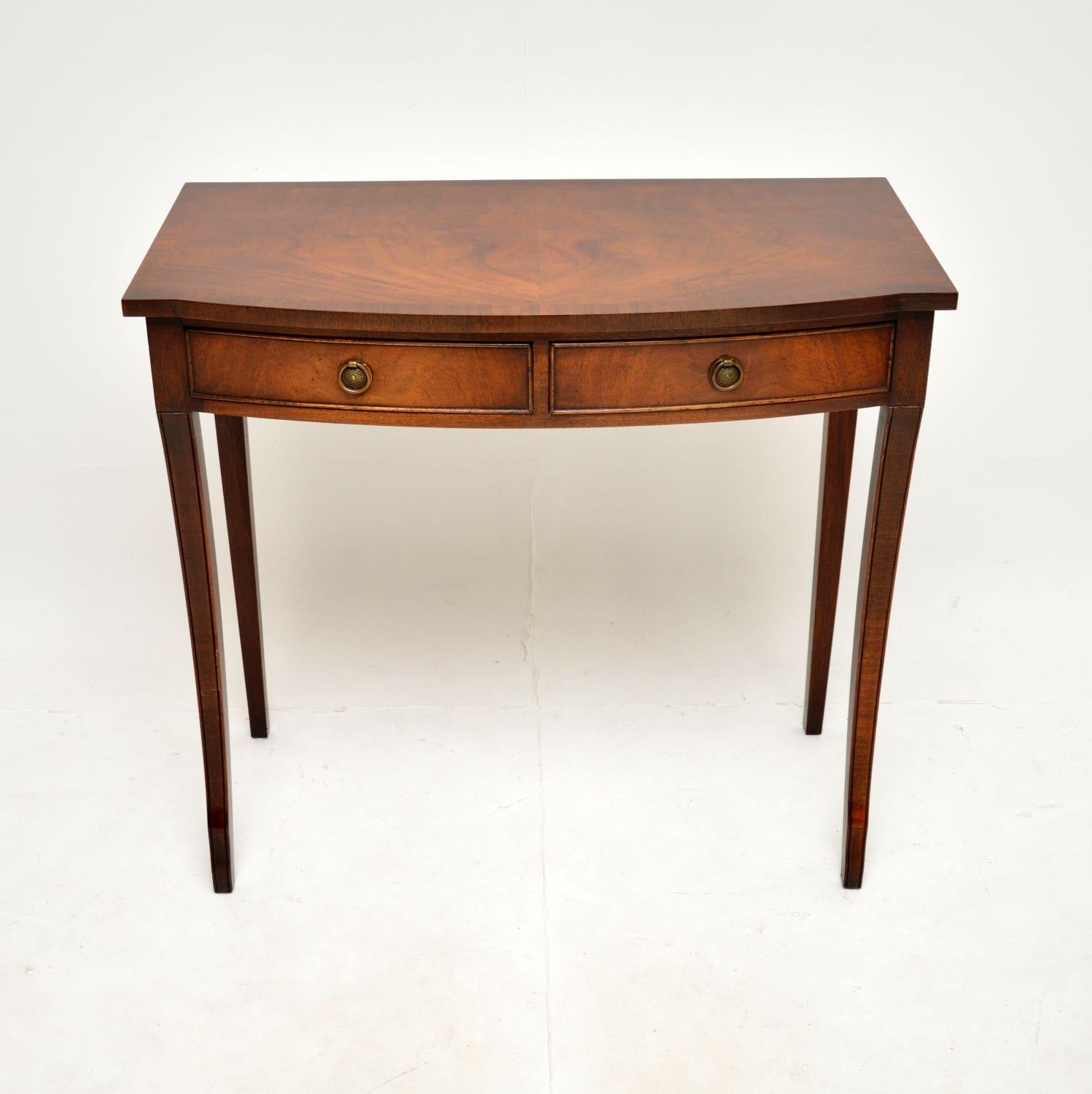 An elegant and very well made antique Regency style console table. This was made in England, it dates from around the 1950’s.

This is of excellent quality and is a great size to be used as a console table or even an occasional desk / writing