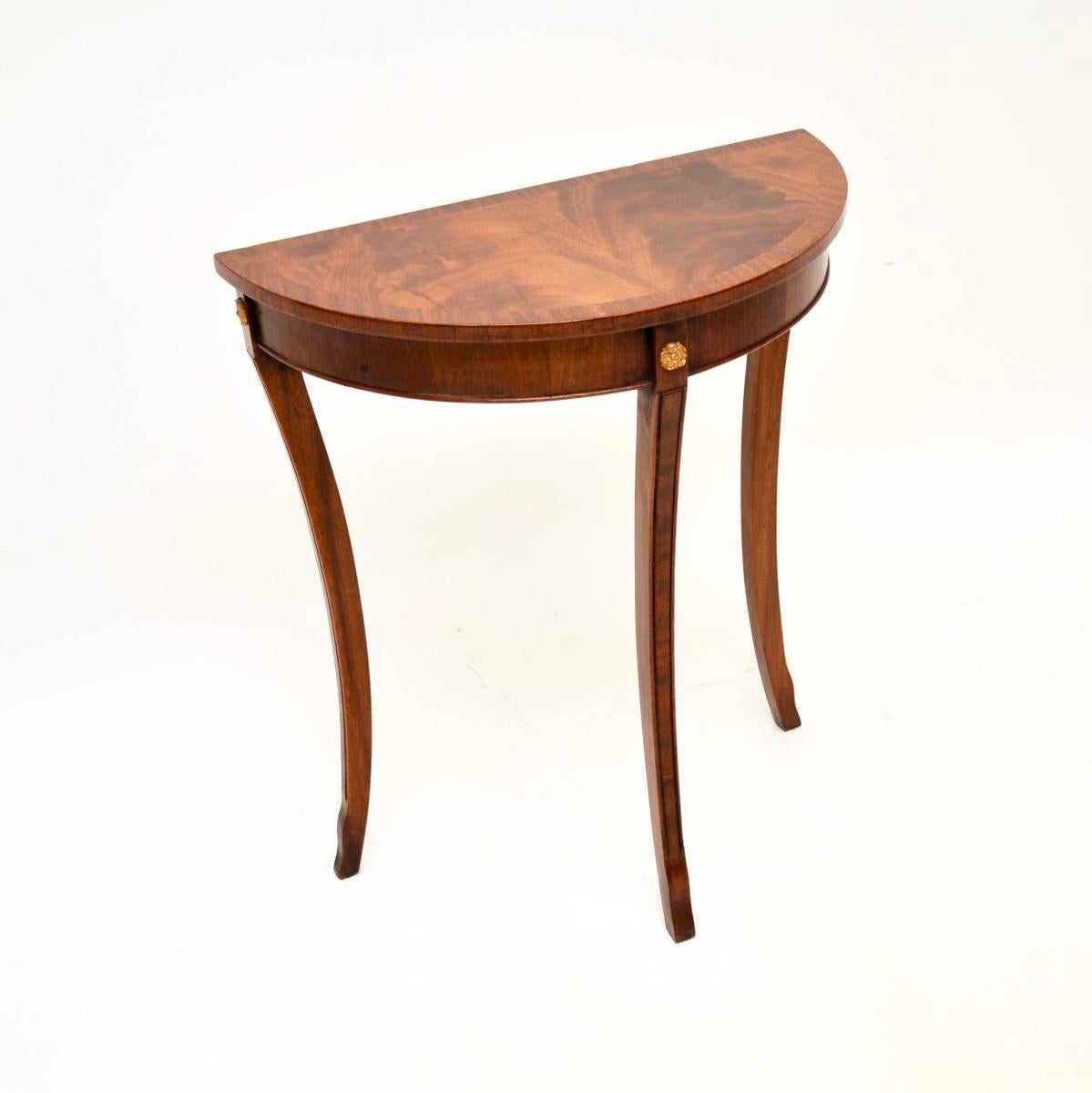 A beautiful and elegant antique Regency style console table. This was made in England, it dates from around the 1950’s.

The quality is lovely, this is a very useful and petite size. The three legs have a beautiful sabre shaped design, supporting a
