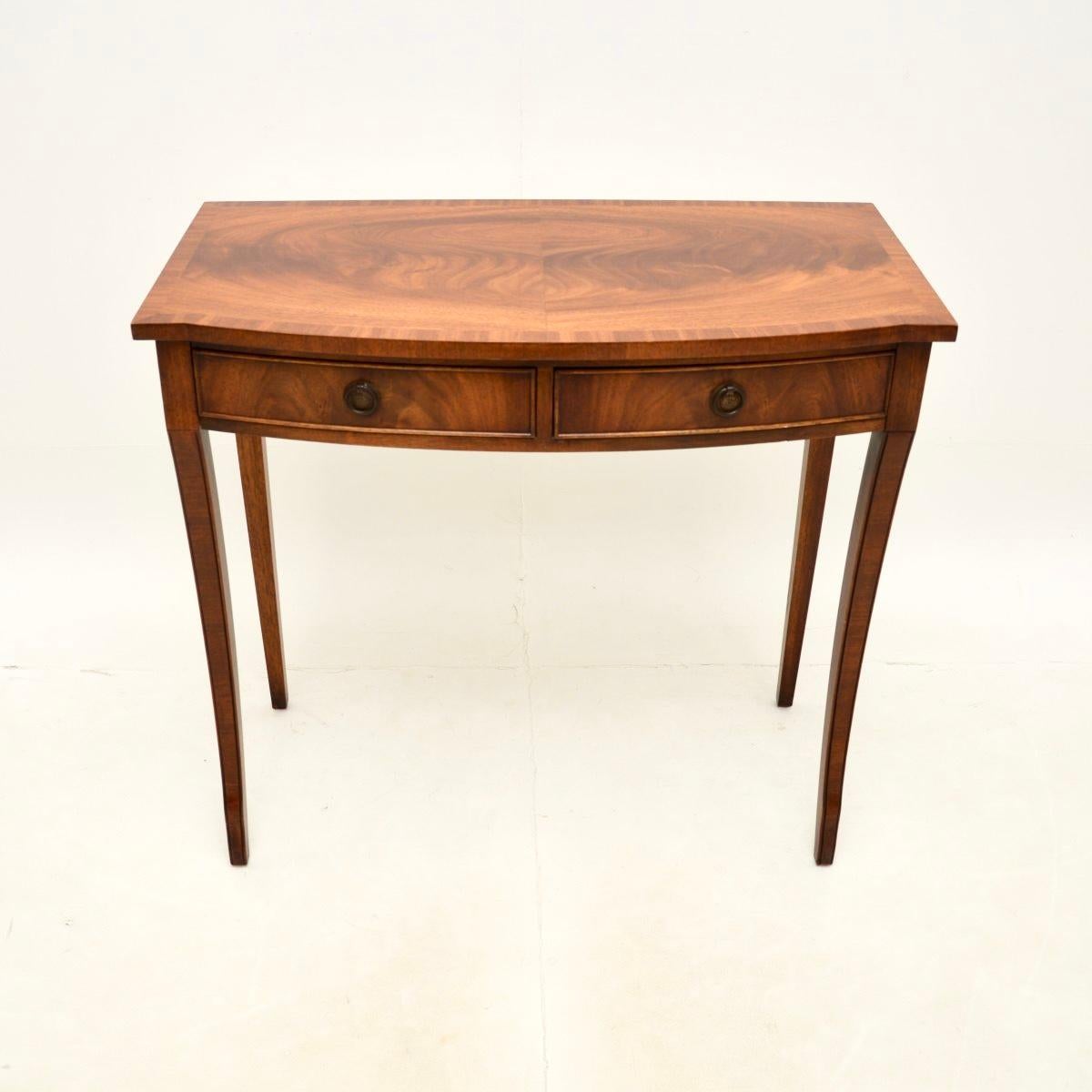 An elegant and very well made antique Regency style console table. This was made in England, it dates from around the 1950’s.

This is of excellent quality and is a great size to be used as a console table or even an occasional desk / writing