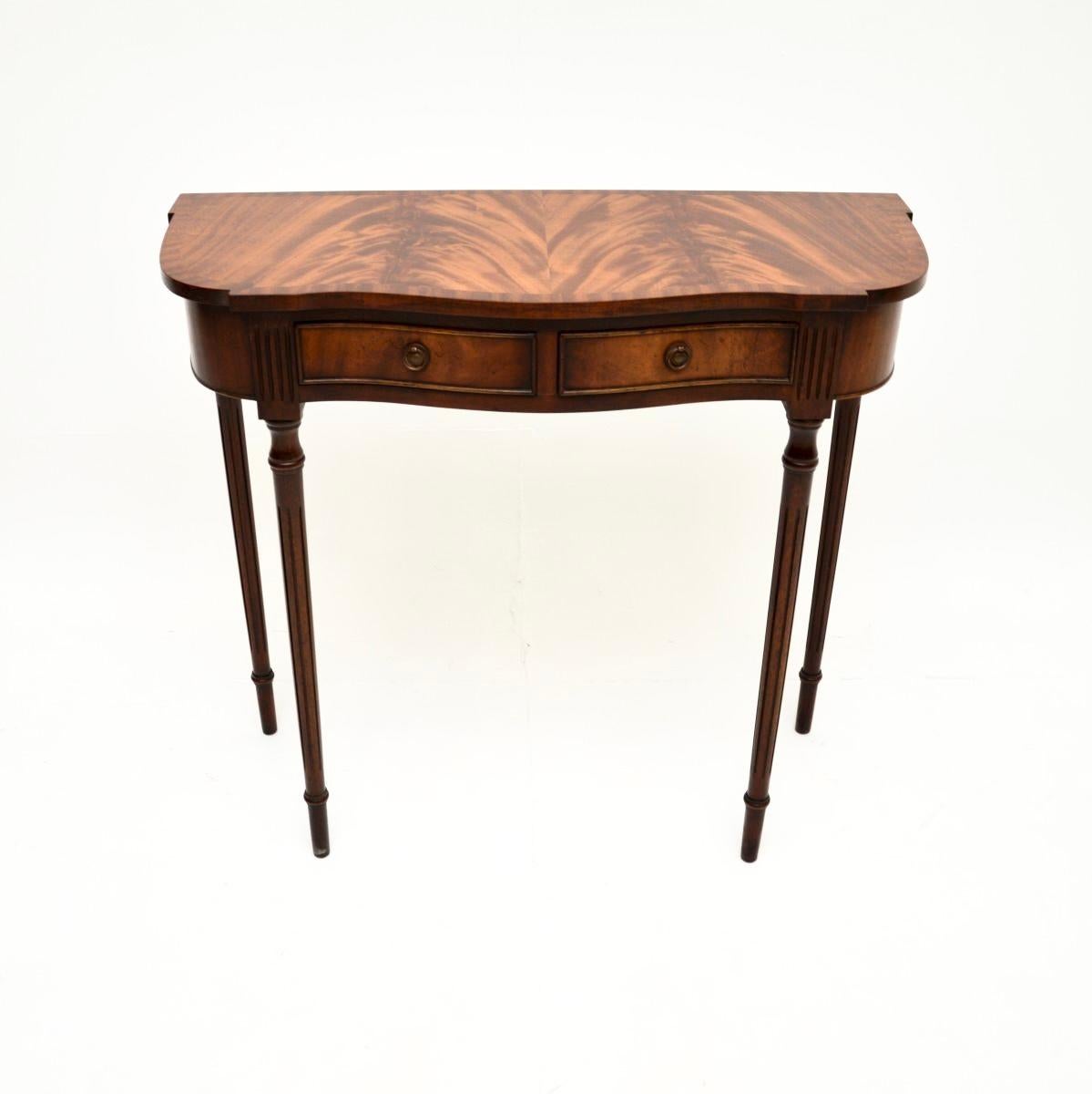 Un bellissimo ed elegante tavolo consolle antico in stile Regency. Questo modello è stato realizzato in Inghilterra e risale agli anni '50 circa.

La qualità è eccellente e il design è delizioso, compatto ed elegante. La parte anteriore ha una forma