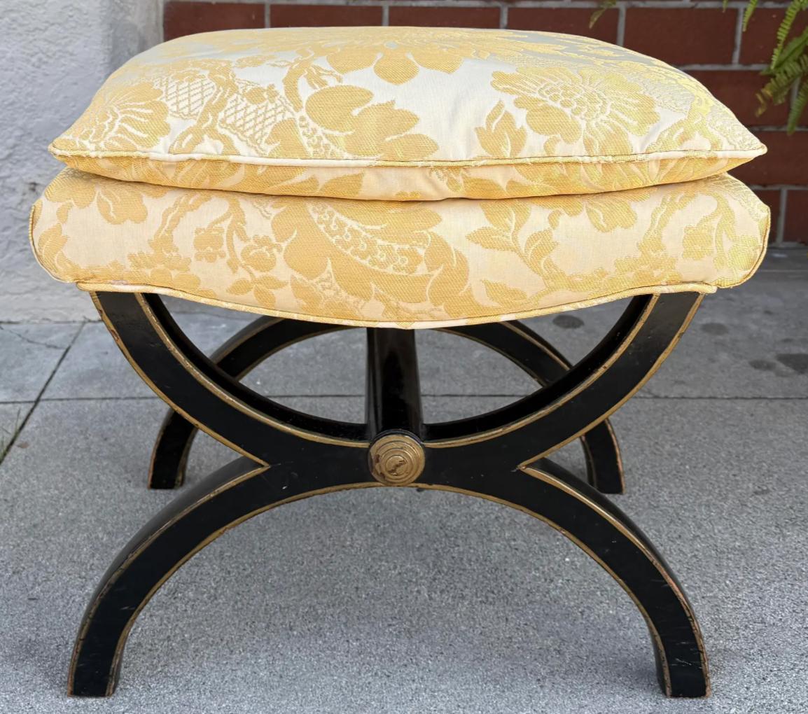 Banc ancien de style Régence en damas ébène et fils d'or 1 de 2 Disponible.