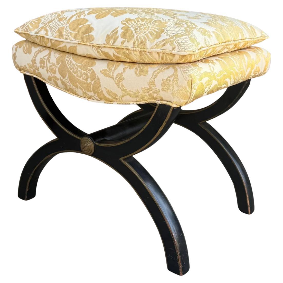 Banc ancien de style Régence en damas ébène et fils d'or 1 de 2 en vente
