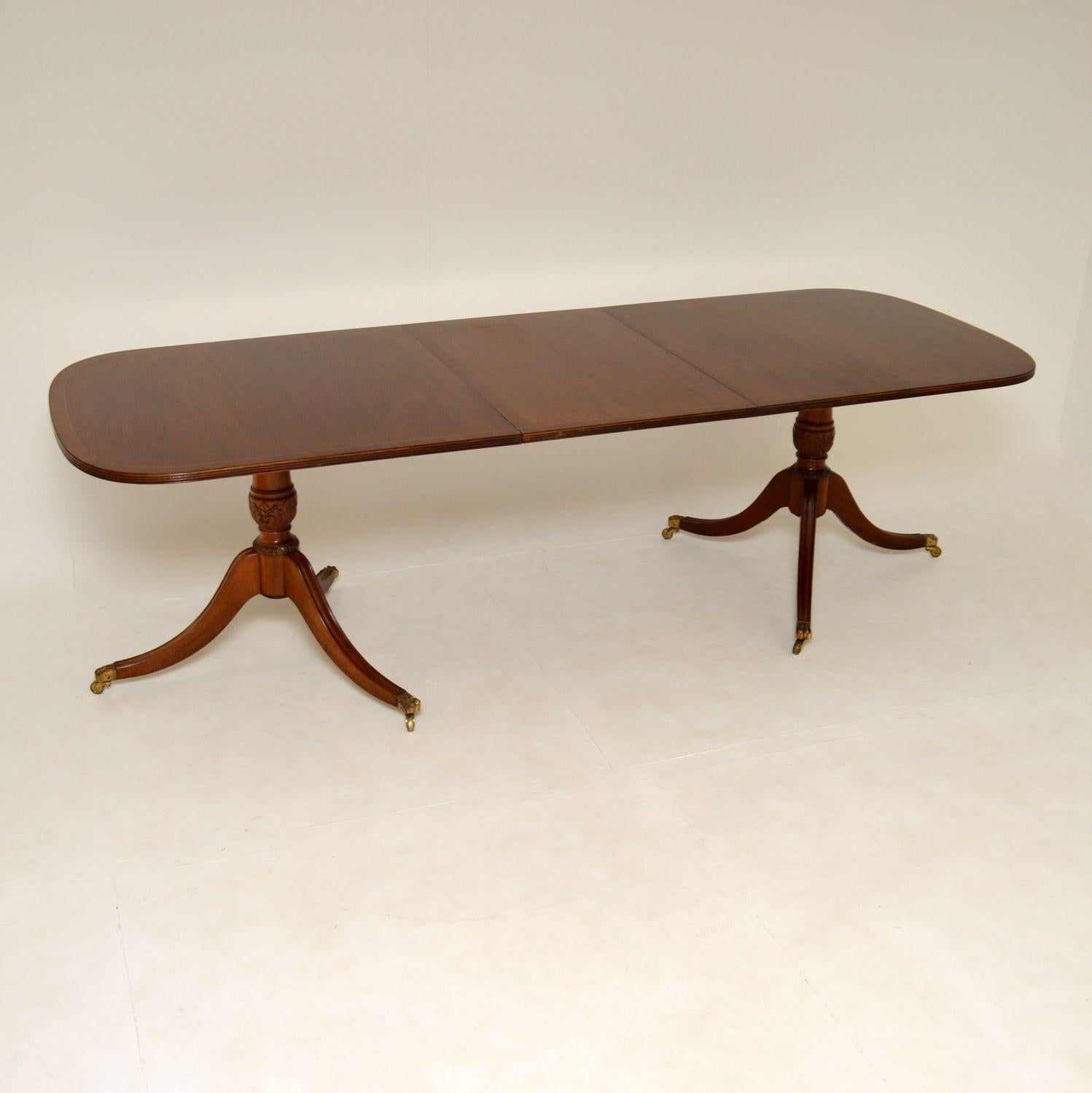 A beautiful and elegant mahogany dining table, in the antique Regency style. This was made in England, it dates from around the 1930’s.

The quality is excellent, this is very well built and sits on two wonderful tripod bases. The bases have