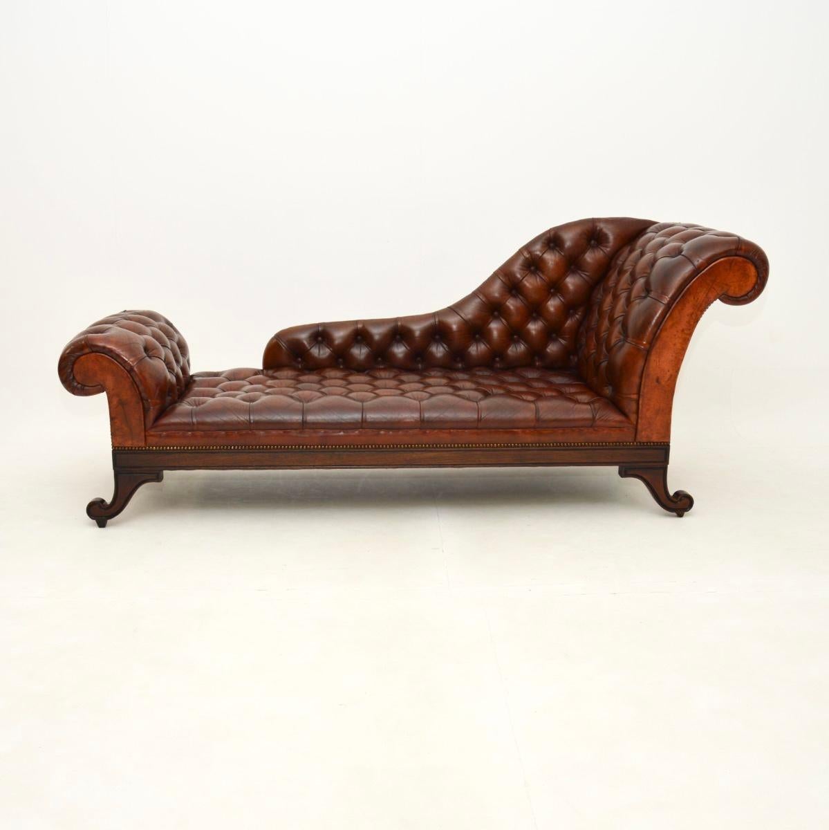 Eine hervorragende antike Chaiselongue aus Leder, die in England hergestellt wurde und etwa aus den 1950er Jahren stammt.

Das ist von erstaunlicher Qualität, es ist extrem gut gemacht und ist ein echtes Statement Stück. Das tiefe, geknöpfte Leder