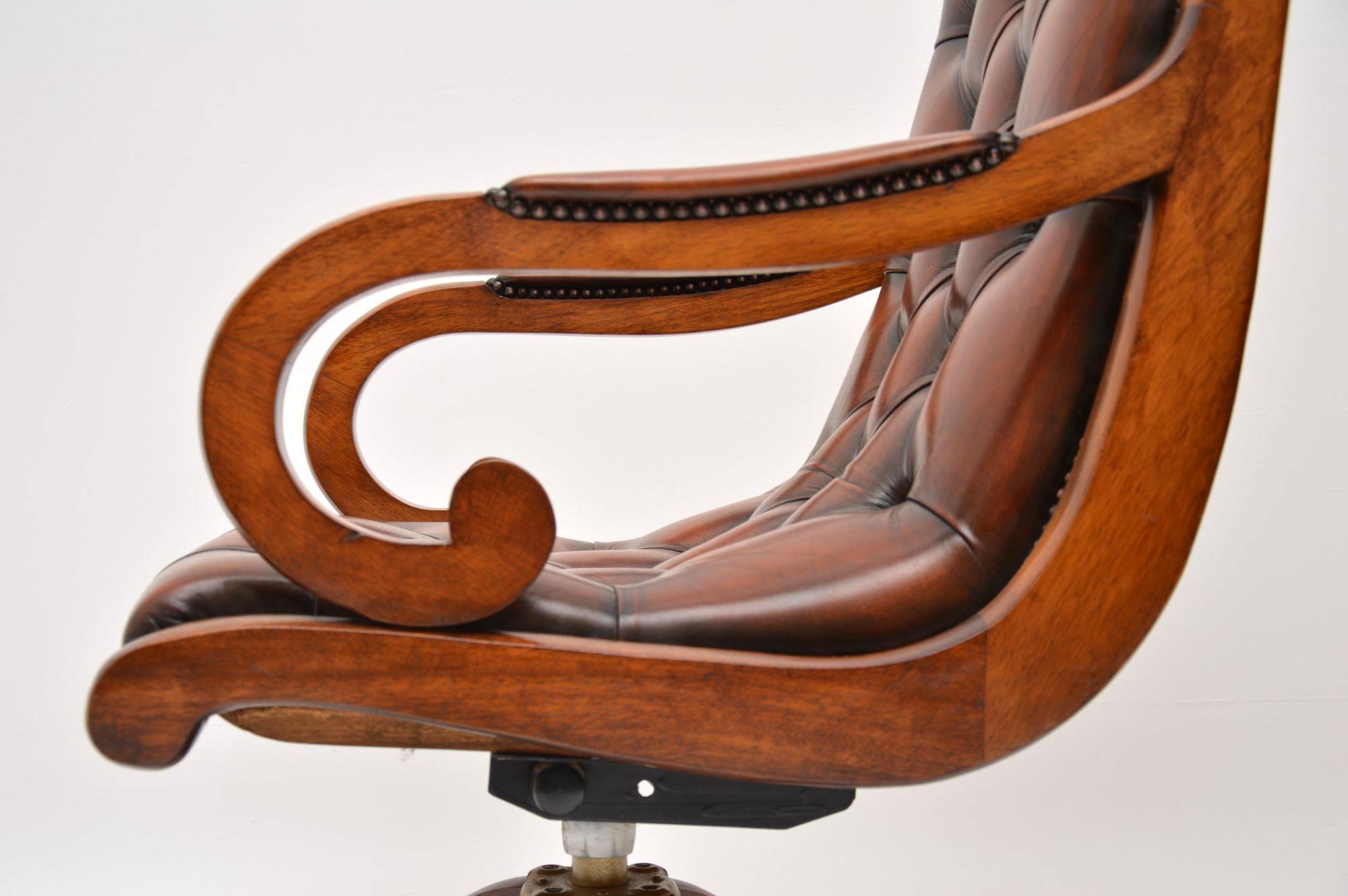 Antique Regency Style Leather and Mahogany Swivel Desk Chair In Good Condition In London, GB