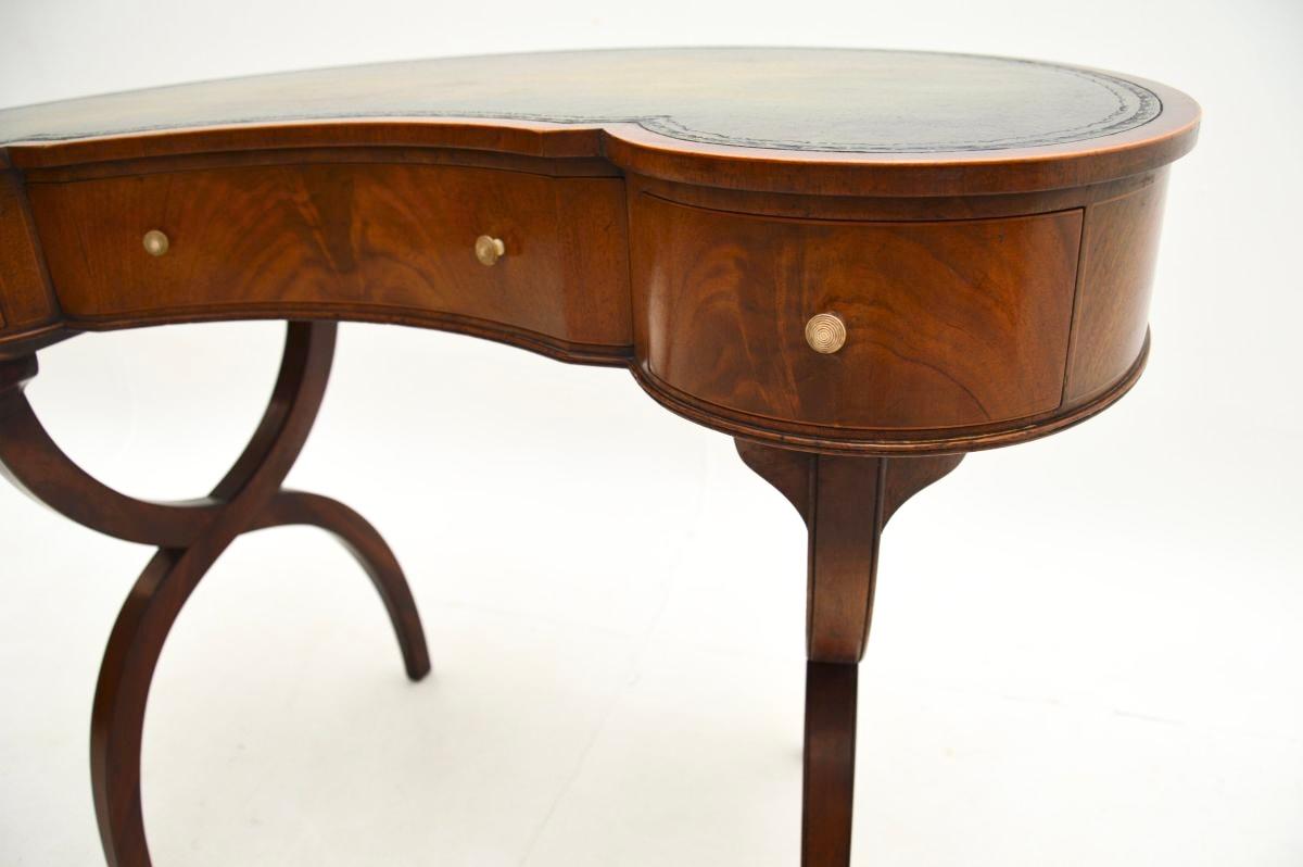 Antique Regency Style Leather Top Kidney Desk im Angebot 4