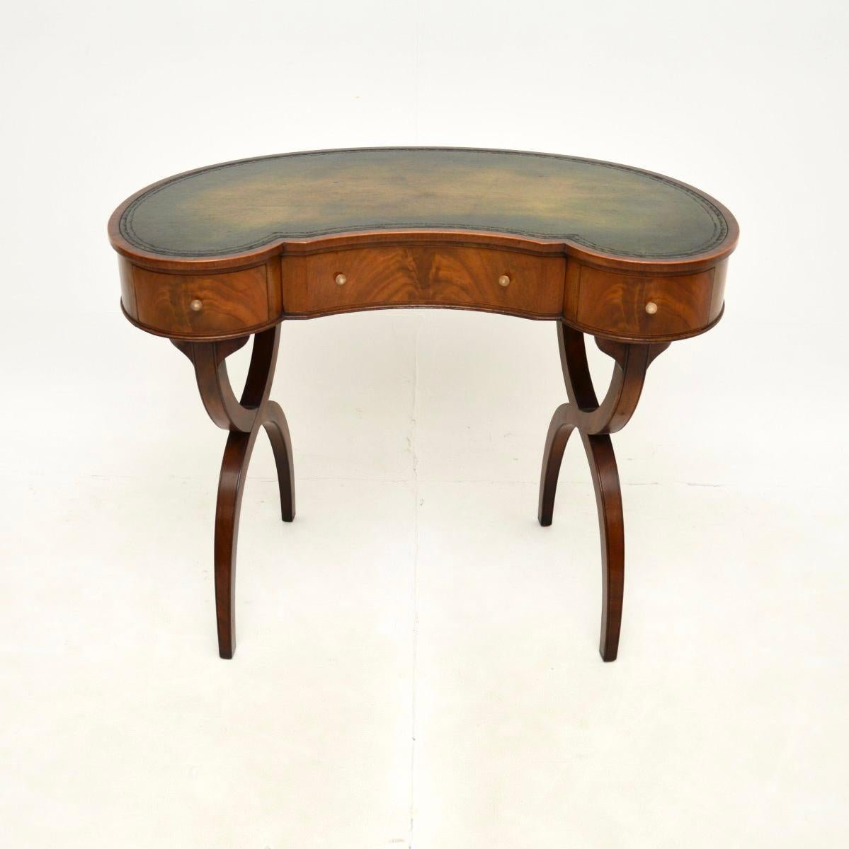 A gorgeous antique leather top kidney desk in the Regency style. This was made in England, it dates from around the 1900-1910 period.

This has a stunning design and is of outstanding quality. It looks amazing from all angles, the top is beautifully