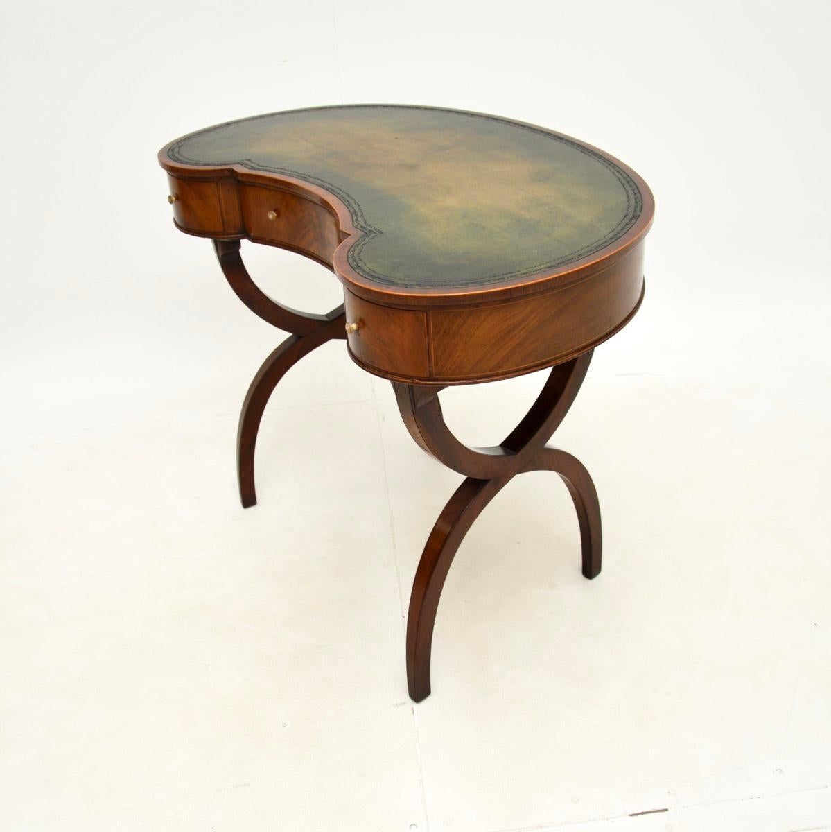 Antique Regency Style Leather Top Kidney Desk (Britisch) im Angebot