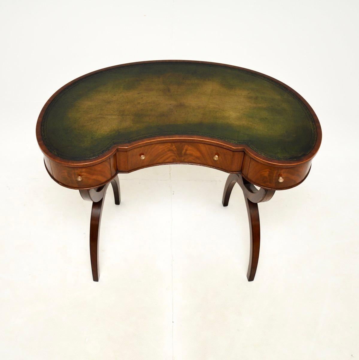 Antique Regency Style Leather Top Kidney Desk im Zustand „Gut“ im Angebot in London, GB