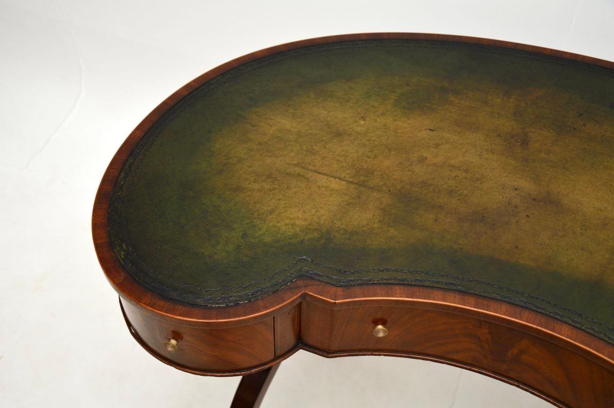 Antique Regency Style Leather Top Kidney Desk (Frühes 20. Jahrhundert) im Angebot