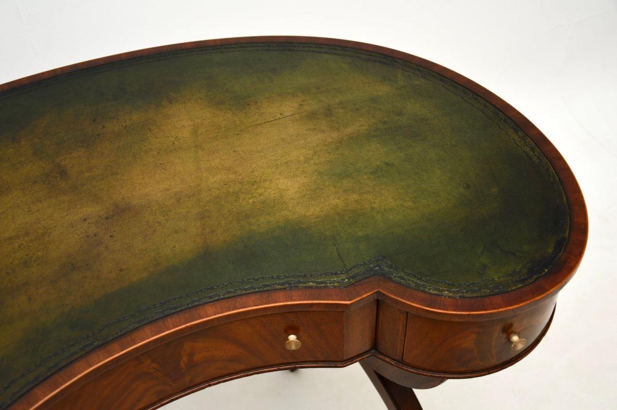 Antique Regency Style Leather Top Kidney Desk (Leder) im Angebot