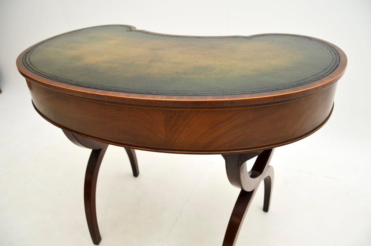 Antique Regency Style Leather Top Kidney Desk im Angebot 2