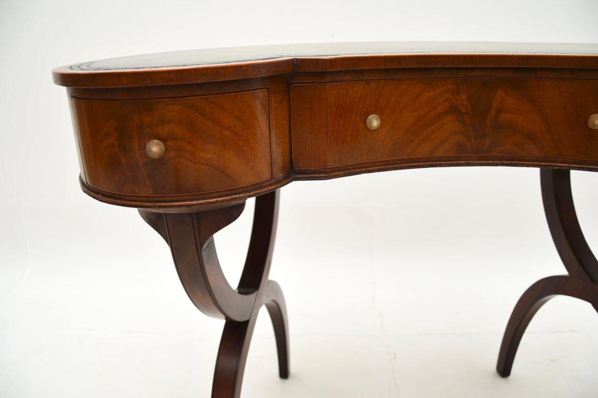 Antique Regency Style Leather Top Kidney Desk im Angebot 3