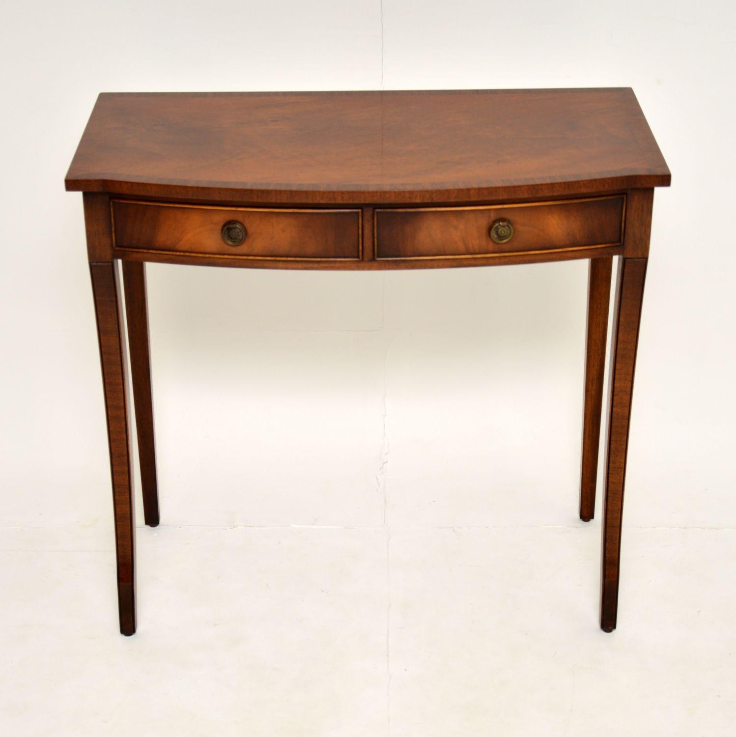 An elegant and very well made side table in mahogany. Its in the antique Regency style, and it dates from circa 1950s.

This is of excellent quality and is a great size to be used as a console table or even an occasional desk or writing