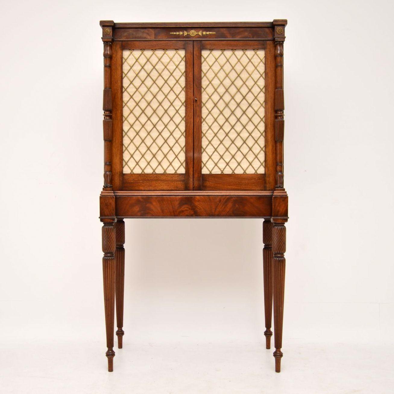 Antique Regency style mahogany grill front drinks cabinet in good original condition and dating from circa 1930s period. It’s very good quality and is perfect for use as a drinks cabinet. The top is reeded and there are very detailed turned columns