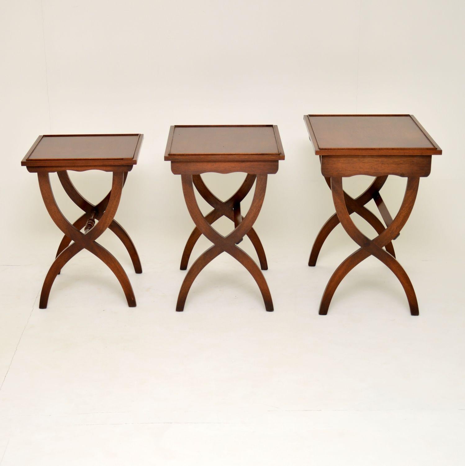 Antique Regency Style Mahogany Nest of Three Tables In Good Condition In London, GB