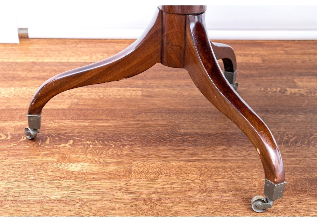 Table de salle à manger ovale à double piédestal en acajou de style Regency ancien en vente 5