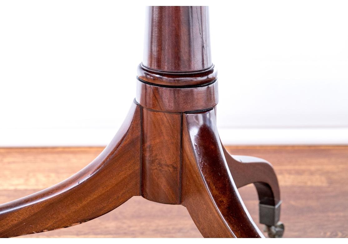 Table de salle à manger ovale à double piédestal en acajou de style Regency ancien État moyen - En vente à Bridgeport, CT
