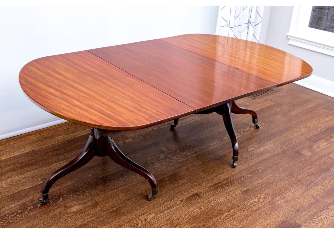 Acajou Table de salle à manger ovale à double piédestal en acajou de style Regency ancien en vente