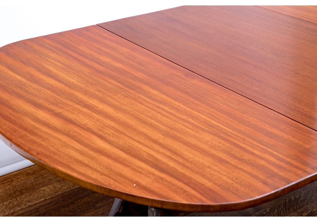 Table de salle à manger ovale à double piédestal en acajou de style Regency ancien en vente 1