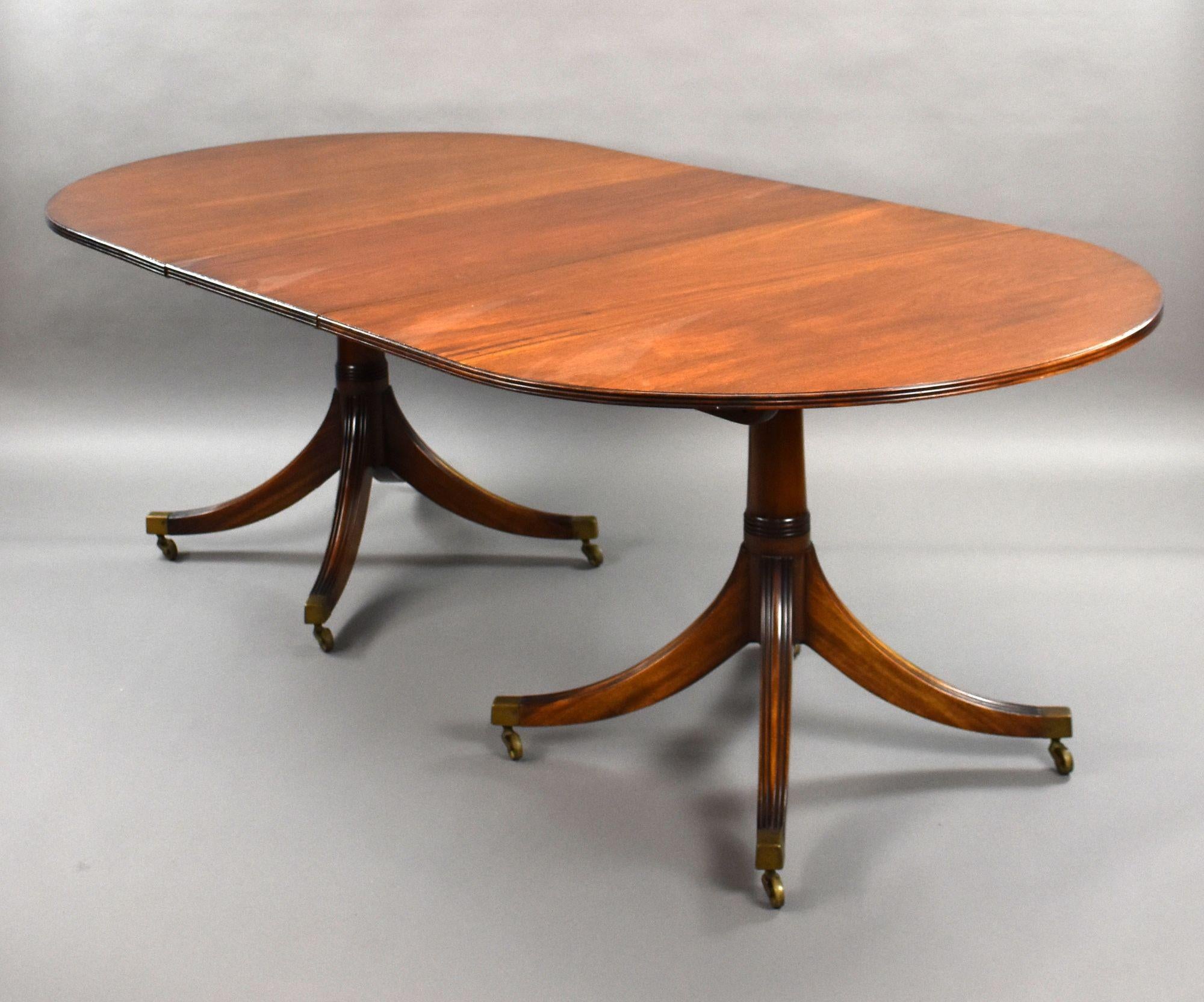 Antiker Regency Style Twin Pedestal Esstisch
Artikel-Code: S27-1068
Ein eleganter antiker Esstisch im Regency-Stil mit zwei Sockeln aus reichlich patiniertem Mahagoni. Die abgerundete, rechteckige Platte hat einen geriffelten Rand und wird von zwei