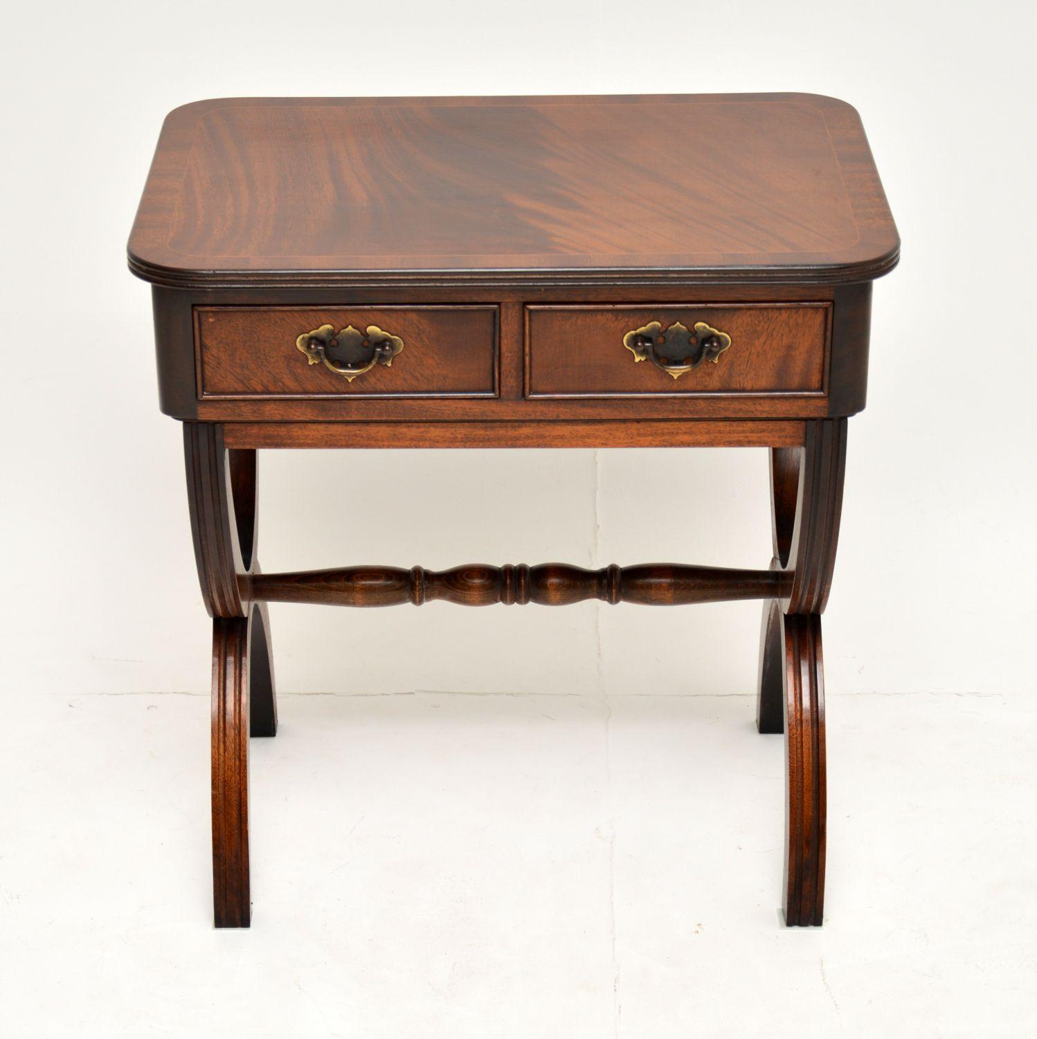 Antique Regency style mahogany side table of small proportions, in excellent condition and dating from circa 1950s period.

It has a flame mahogany top with a satinwood stringing and mahogany cross banding outside. The top edge is reeded and the
