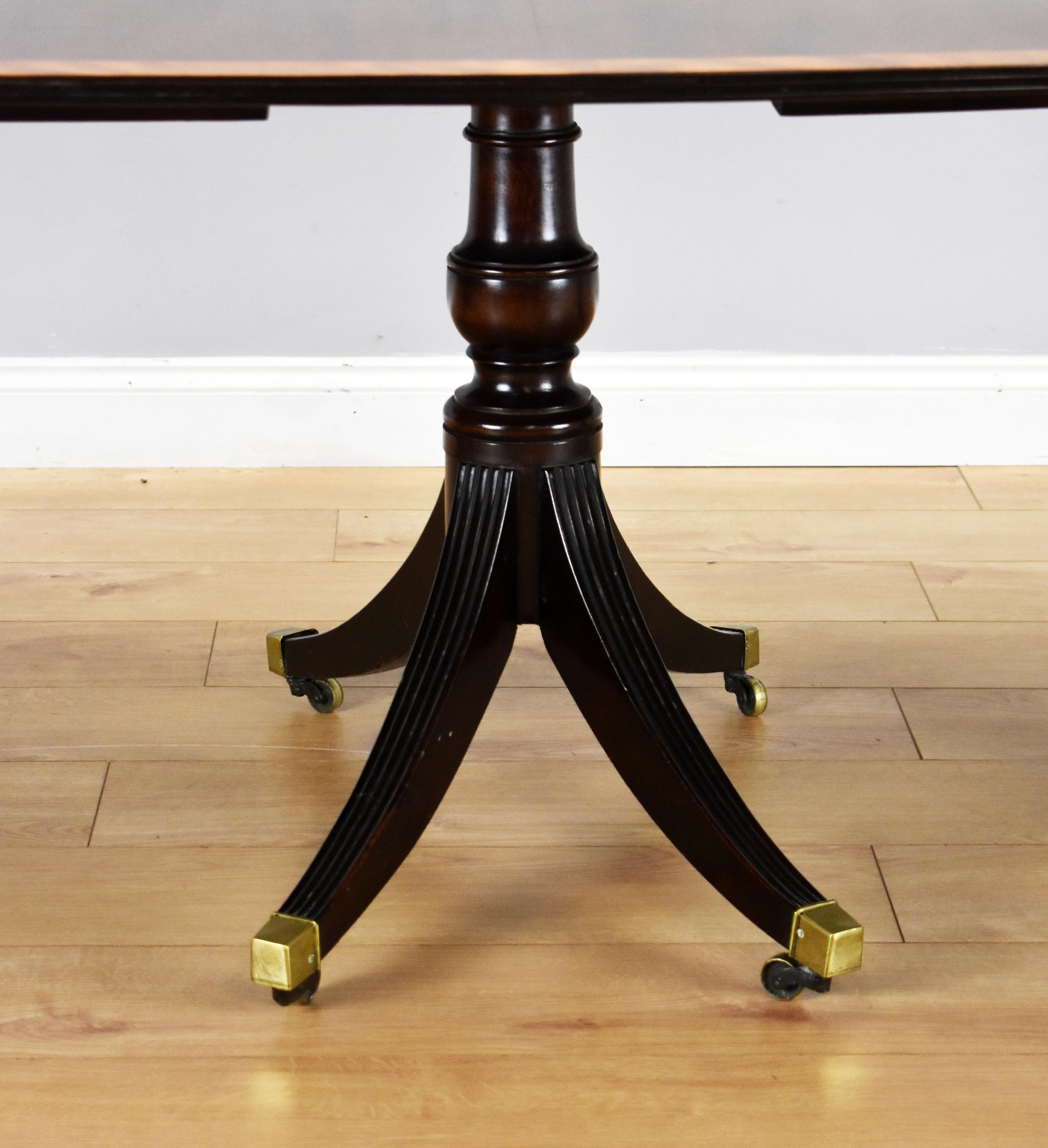 Antique Regency Style Mahogany Three Pillar Pedestal Dining Table In Good Condition In Chelmsford, Essex