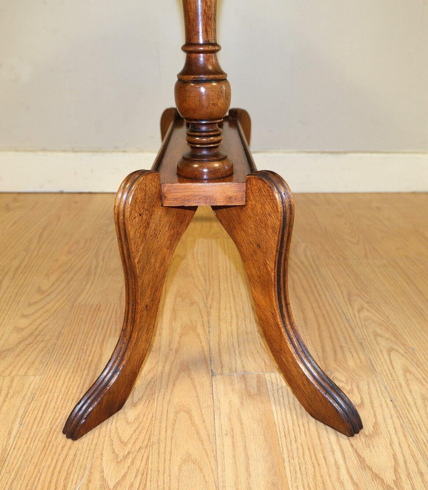 Antique Regency Style Oval Yew Wood Pie Crust Edge Coffee Table on Sabre Feet For Sale 4