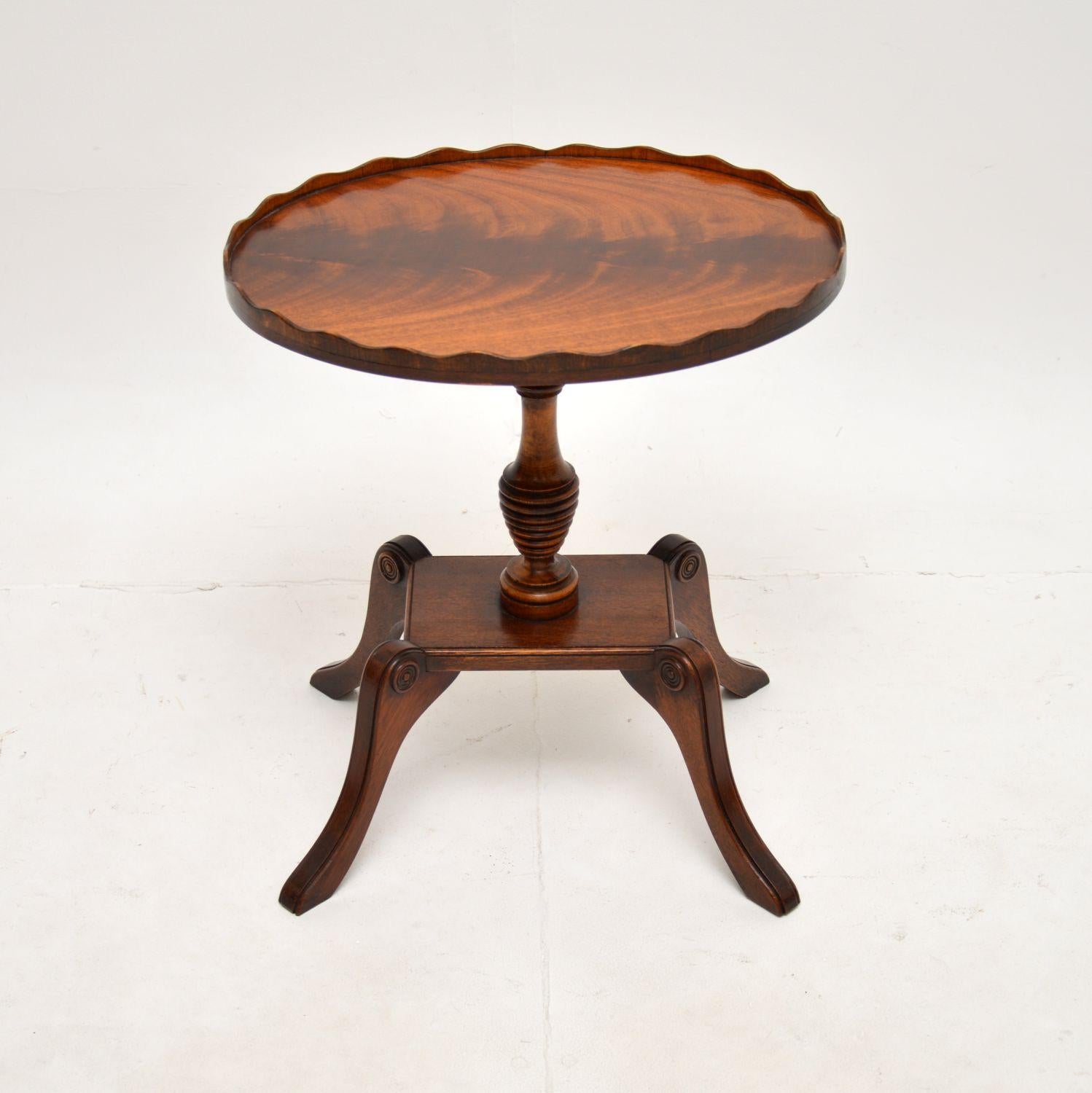 A beautifully made antique Regency style pie crust coffee / side table. This was made in England, it dates from around the 1950’s.

The oval top has gorgeous grain patterns and a raised pie crust edge. It sits on a beautifully turned central column