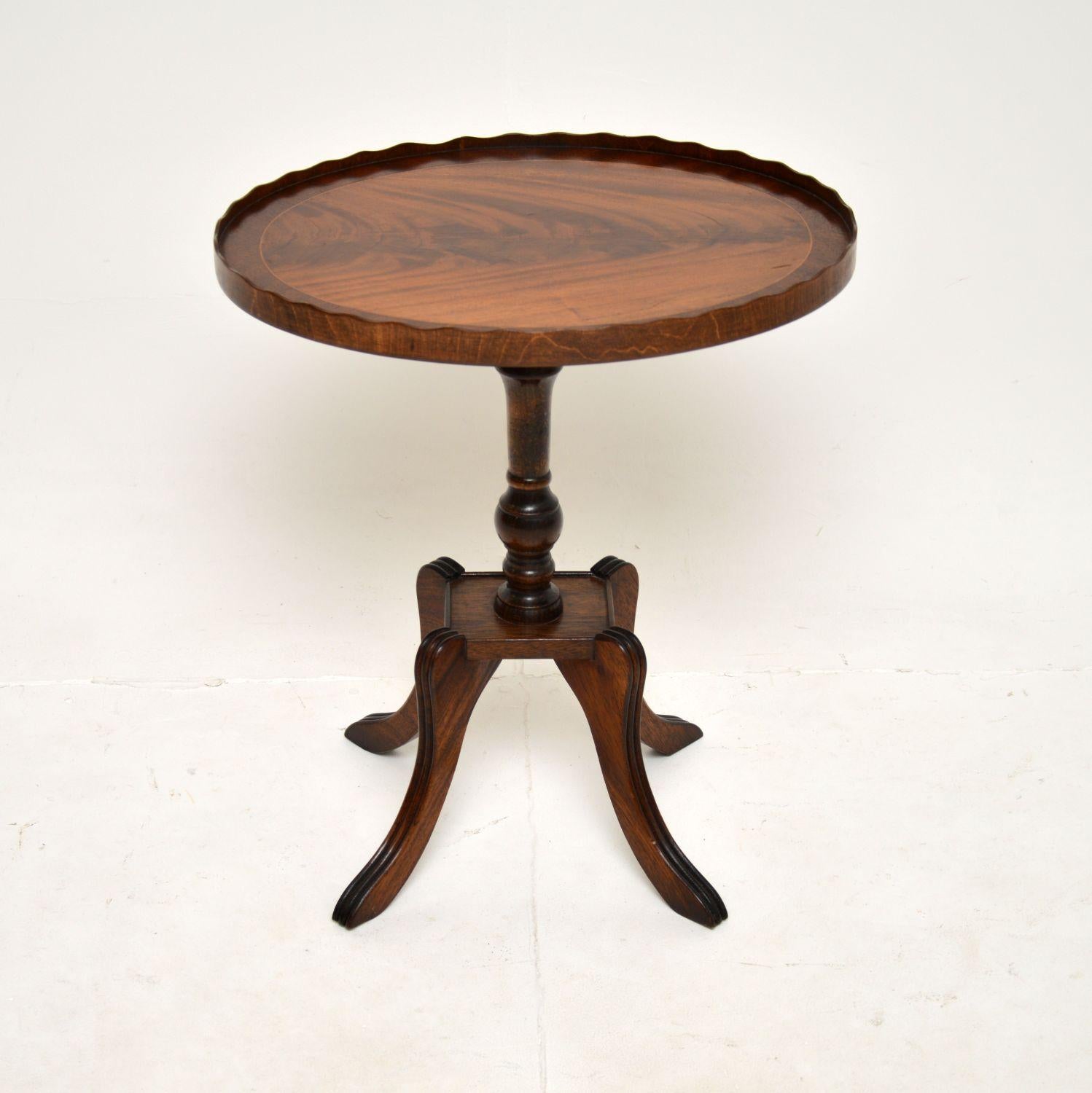 A beautifully made antique Regency style pie crust coffee / side table. This was made in England, it dates from around the 1950’s.

The oval top is cross banded and has gorgeous grain patterns, with a raised pie crust edge. It sits on a beautifully