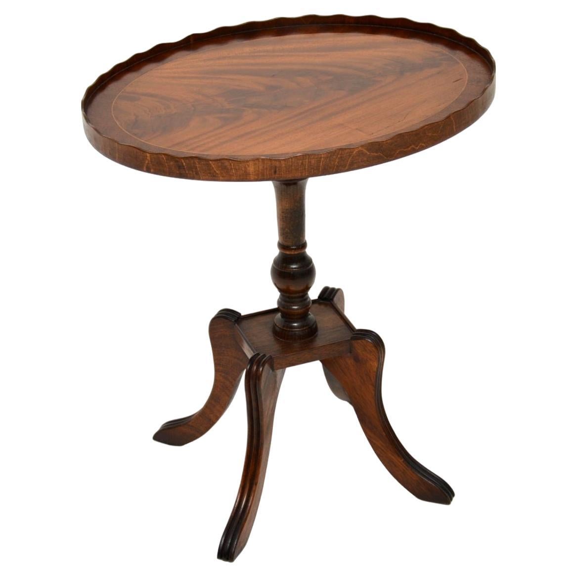 Table à café / table d'appoint ancienne de style Régence à croûte de tarte en vente