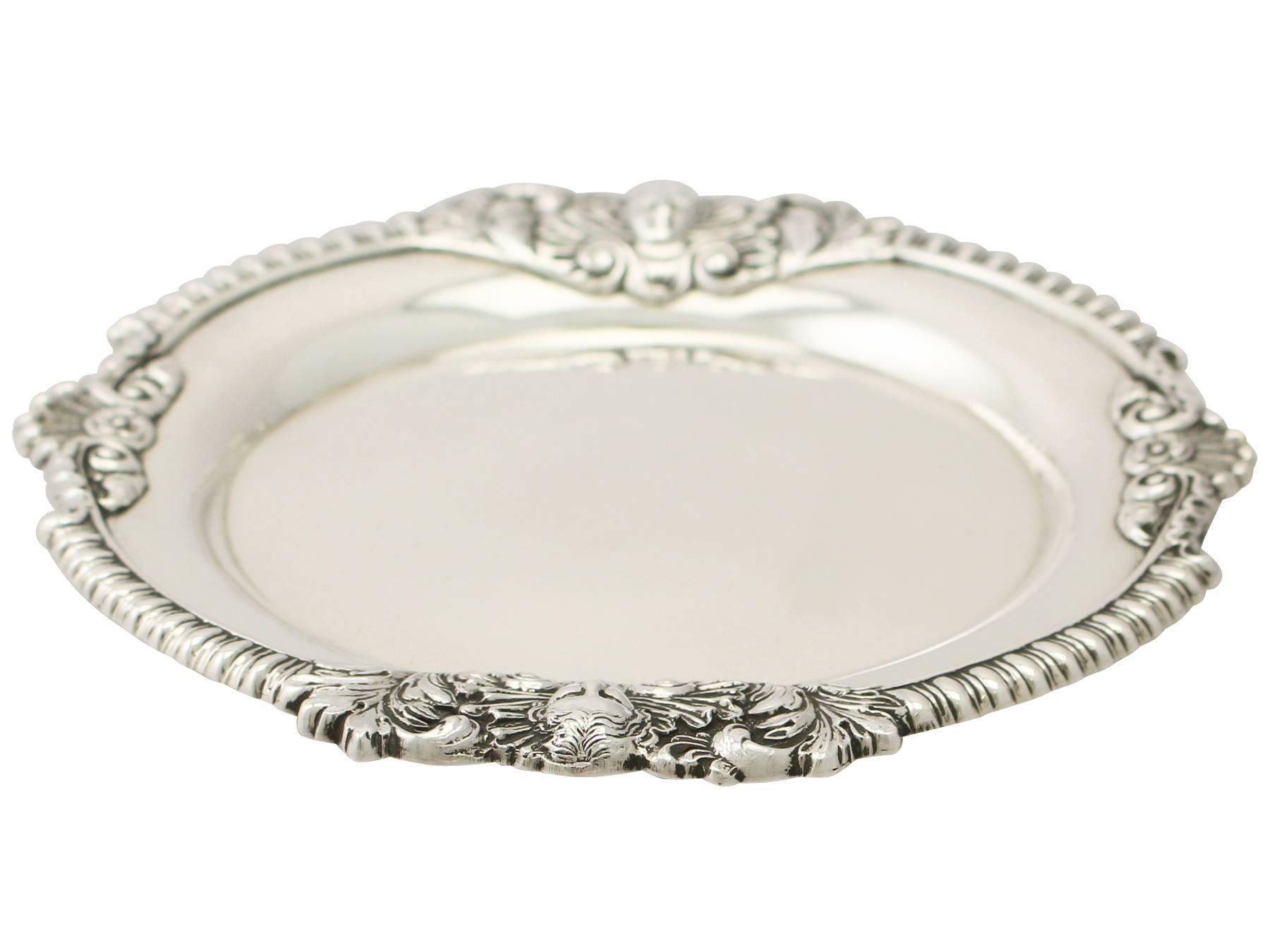 An exceptional, fine and impressive antique Victorian English sterling silver waiter made by Edward Barnard & Sons Ltd, in the Regency style; an addition to our Edwardian dining collection.

This exceptional antique Edwardian English sterling
