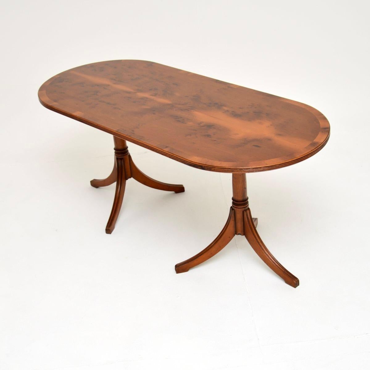 Britannique Table basse ancienne en bois d'if de style Regency en vente