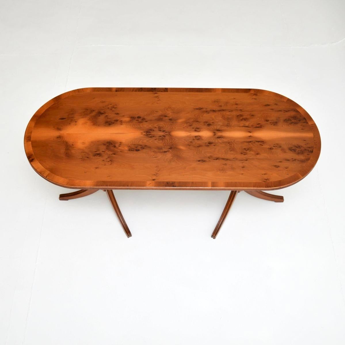 Table basse ancienne en bois d'if de style Regency Bon état - En vente à London, GB