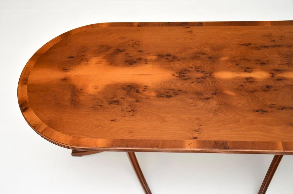 Milieu du XXe siècle Table basse ancienne en bois d'if de style Regency en vente