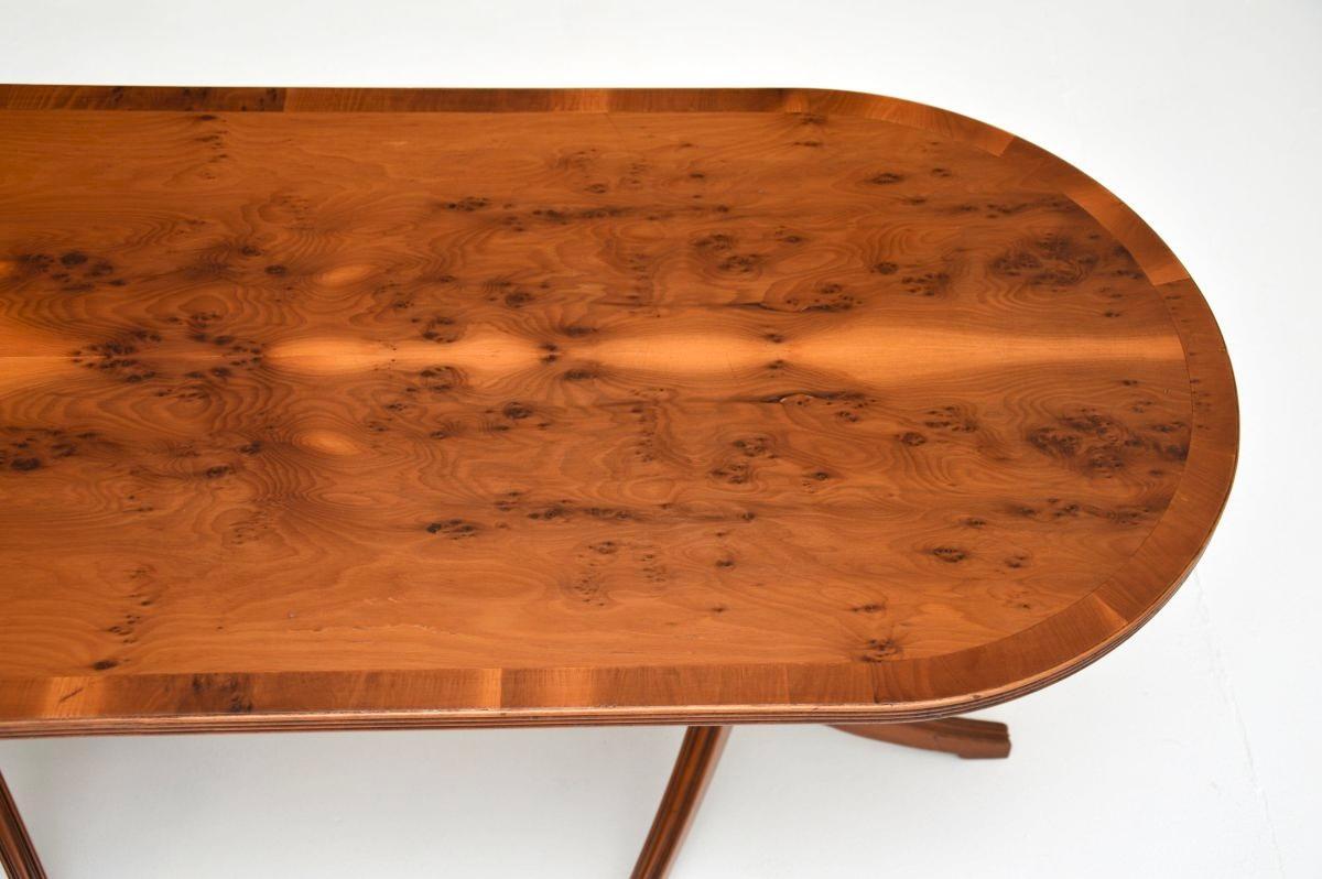 If Table basse ancienne en bois d'if de style Regency en vente