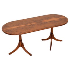 Table basse ancienne en bois d'if de style Regency