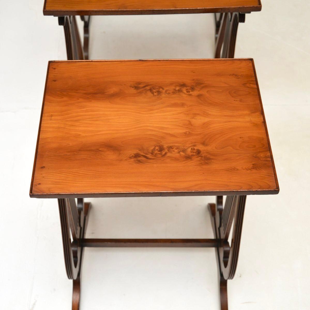 Tables gigognes anciennes en bois d'if de style Regency en vente 4
