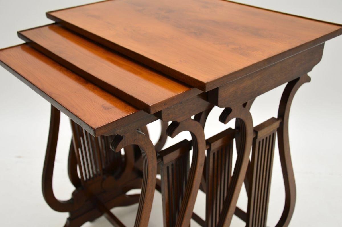 Tables gigognes anciennes en bois d'if de style Regency en vente 5