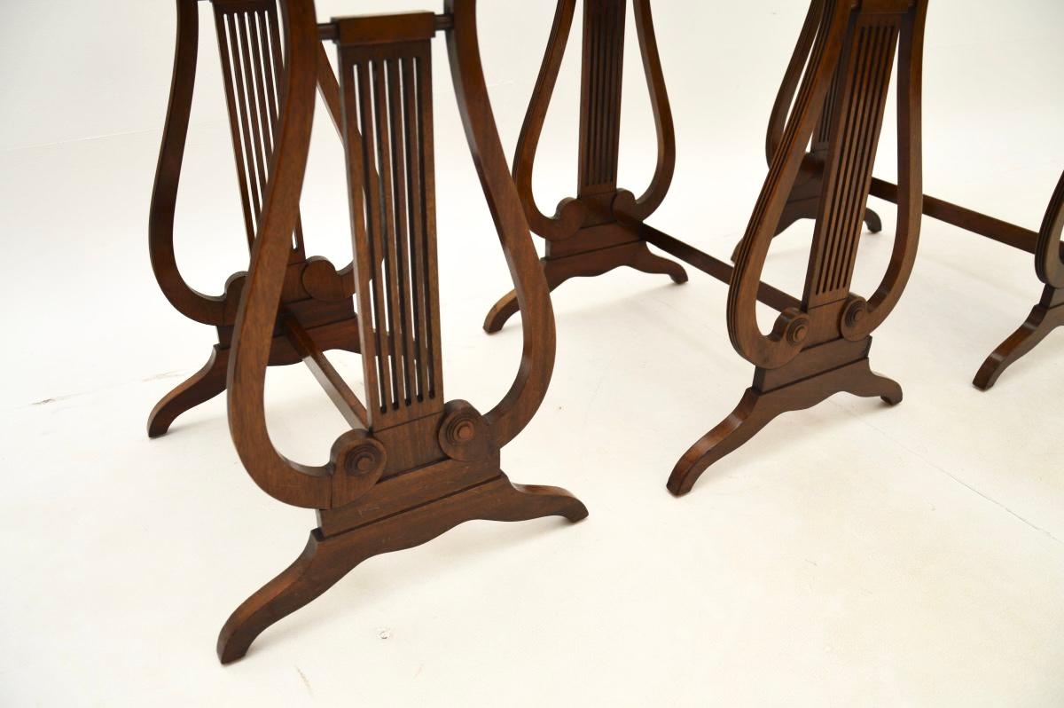 Tables gigognes anciennes en bois d'if de style Regency en vente 6