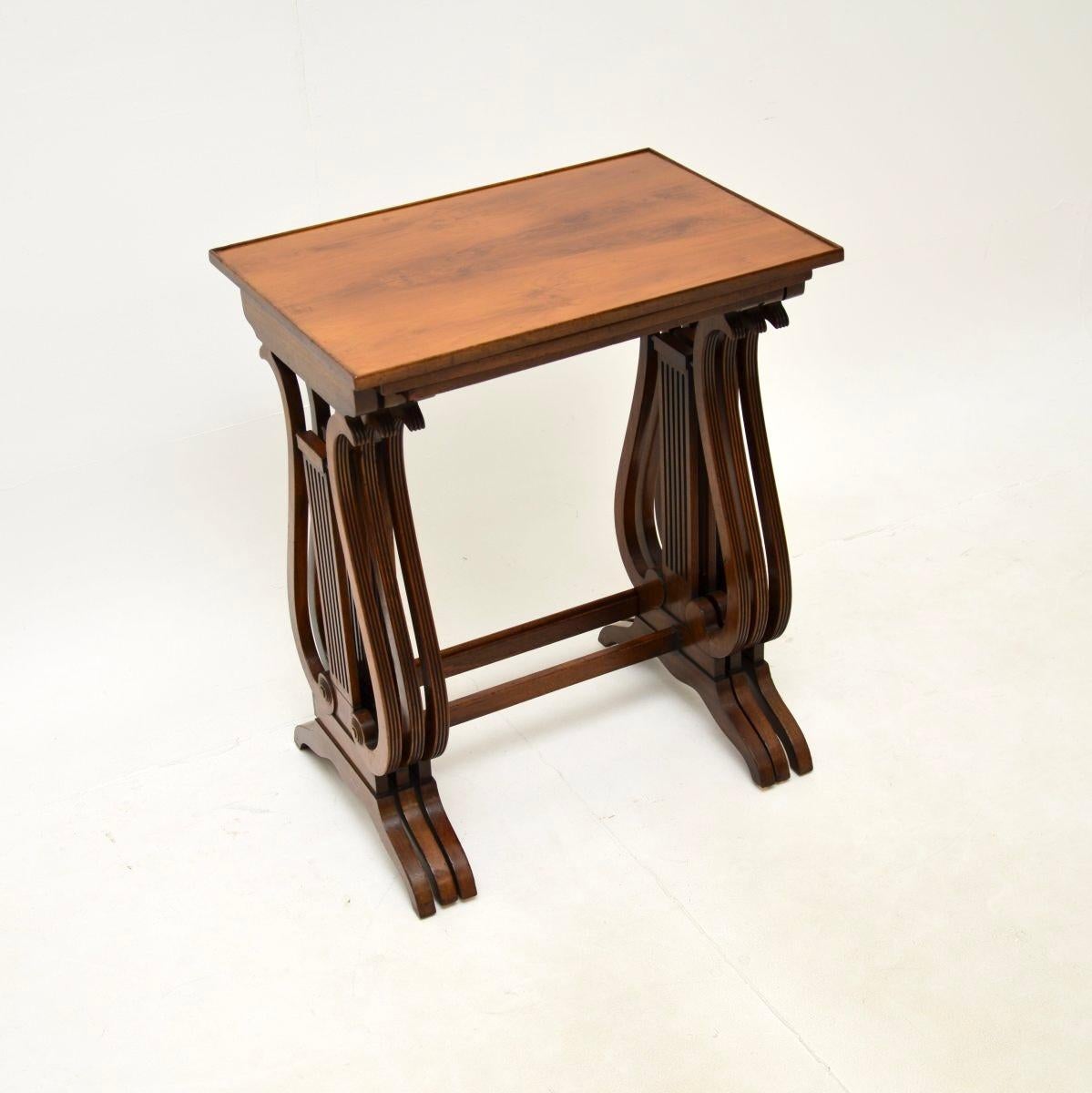 Un élégant nid de tables en bois d'if de style Regency. Fabriqué en Angleterre, il date des années 1910-20.

Les tables reposent sur de magnifiques socles en forme de harpe. Le bois d'if présente une magnifique patine et une couleur douce, avec de