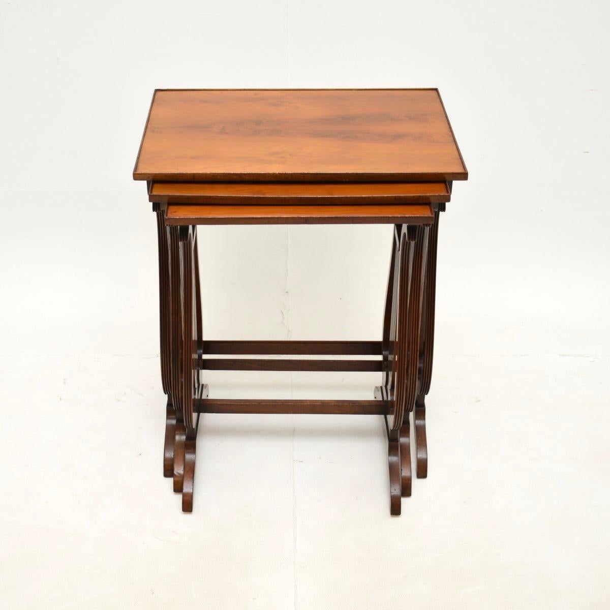 Britannique Tables gigognes anciennes en bois d'if de style Regency en vente