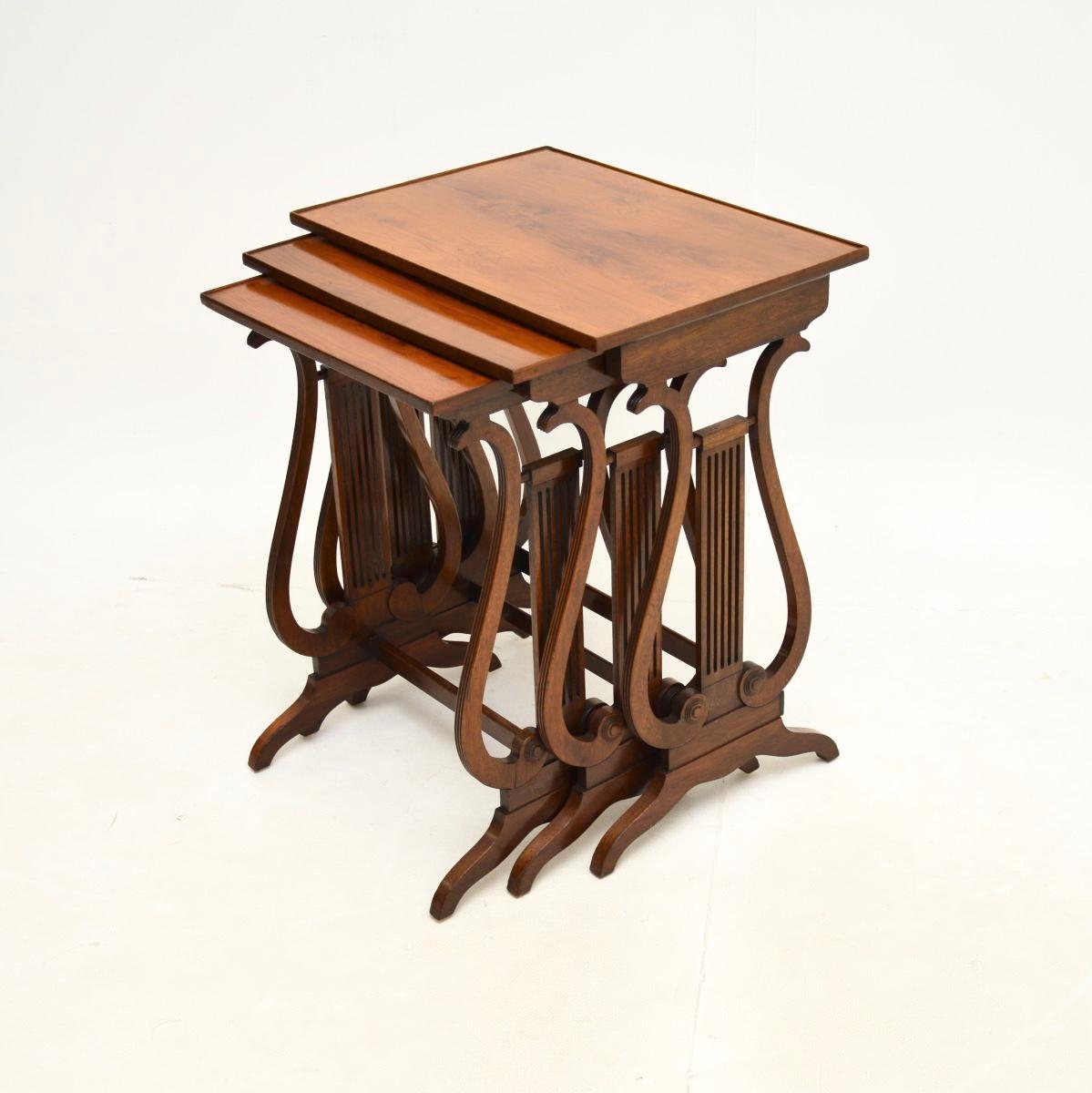 Tables gigognes anciennes en bois d'if de style Regency Bon état - En vente à London, GB