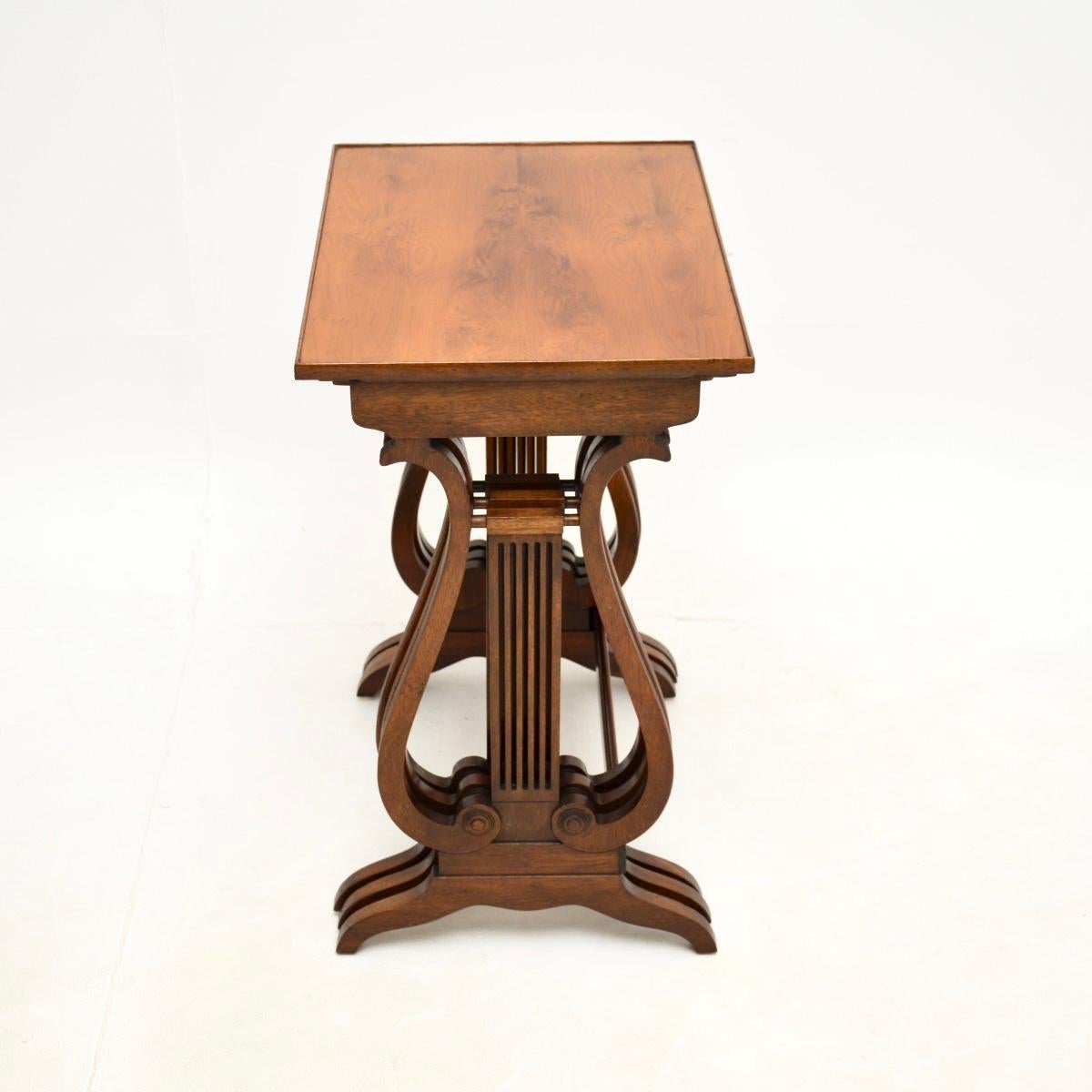 Début du 20ème siècle Tables gigognes anciennes en bois d'if de style Regency en vente