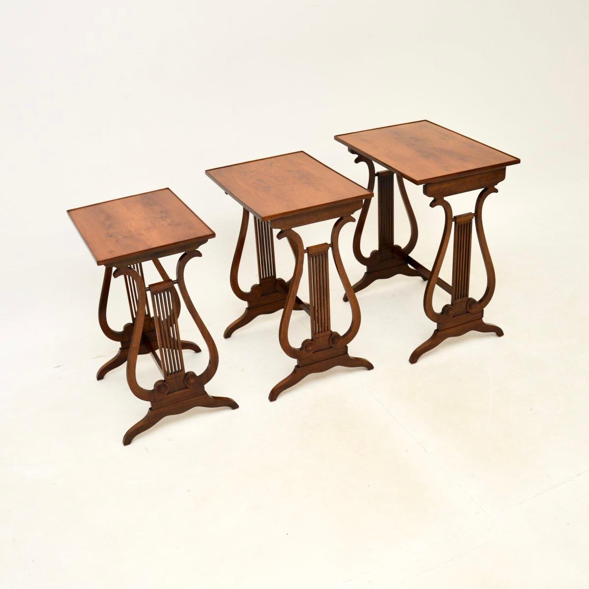 If Tables gigognes anciennes en bois d'if de style Regency en vente