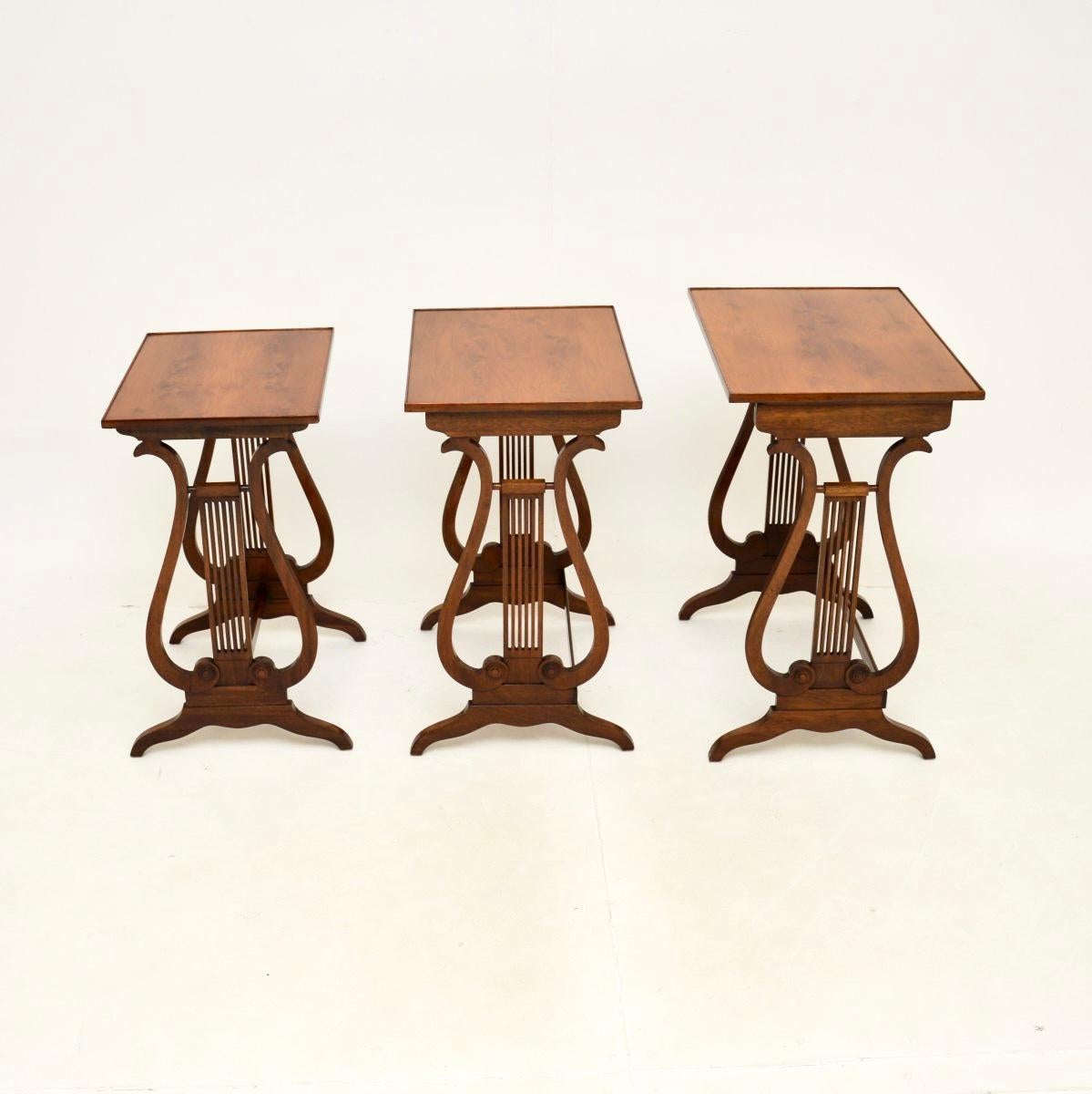 Tables gigognes anciennes en bois d'if de style Regency en vente 1