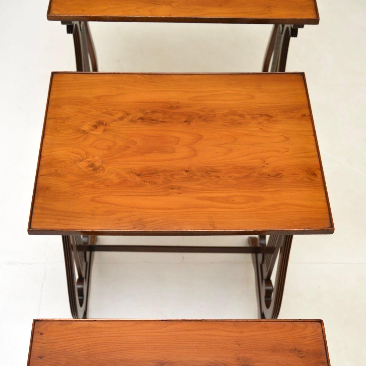Tables gigognes anciennes en bois d'if de style Regency en vente 3