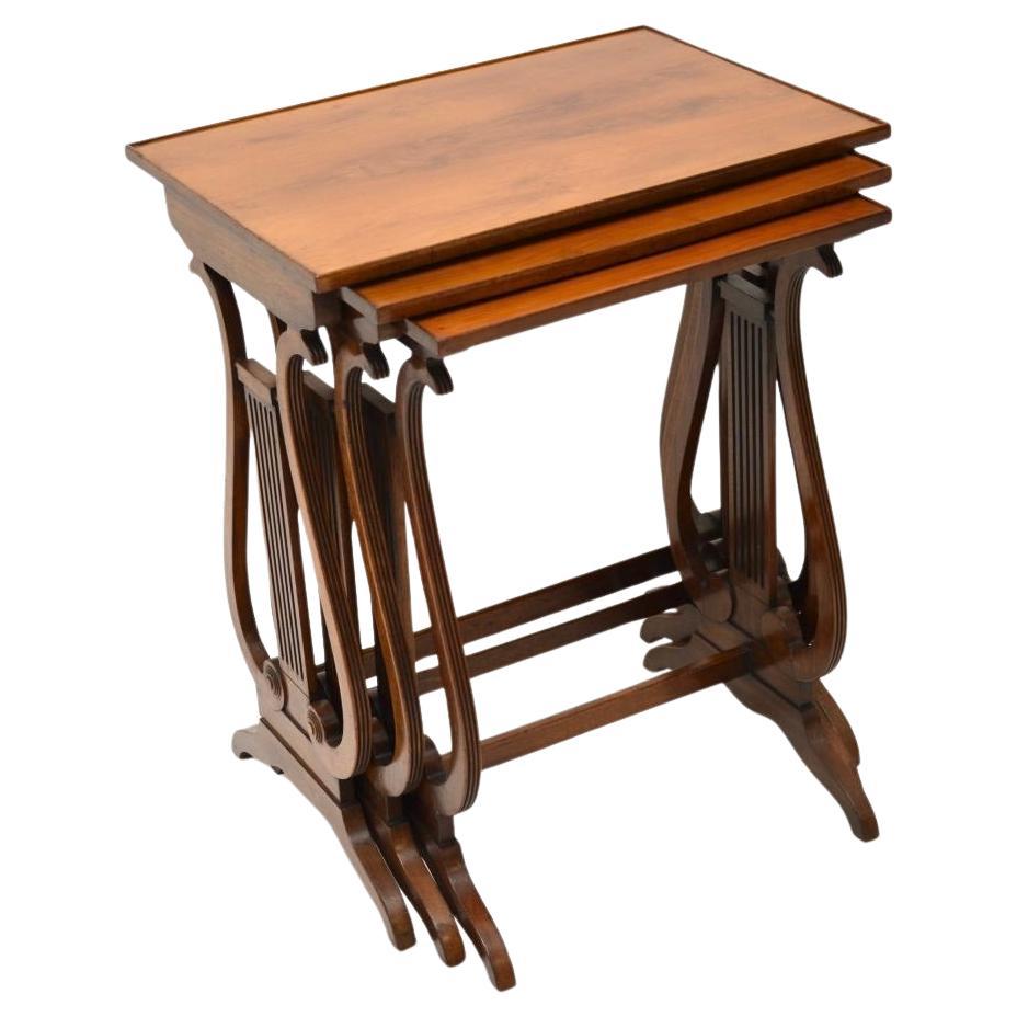 Tables gigognes anciennes en bois d'if de style Regency